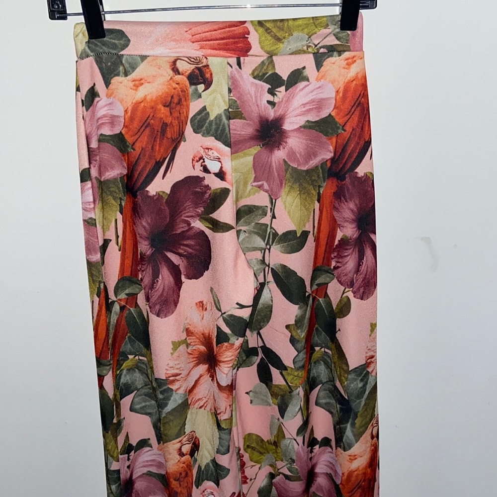 Boohoo size 4, very cute for a night out. It is large at the bottom, (flow)